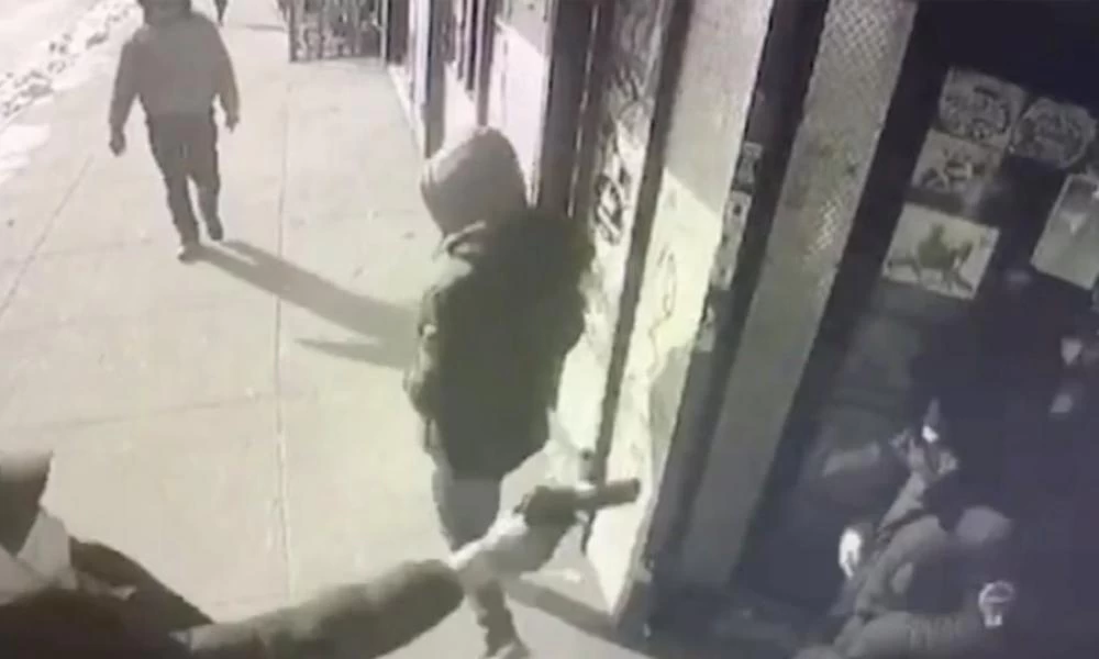 Σοκαριστικό βίντεο: 16χρονος πυροβολείται θανάσιμα μέρα μεσημέρι στο Μπρονξ